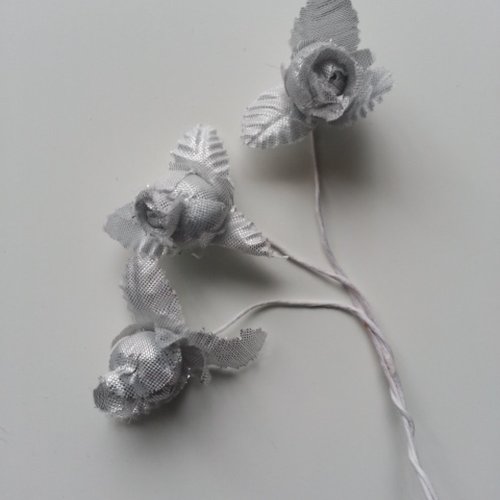 Lot de 3 roses et feuilles en tissu argent   sur tige