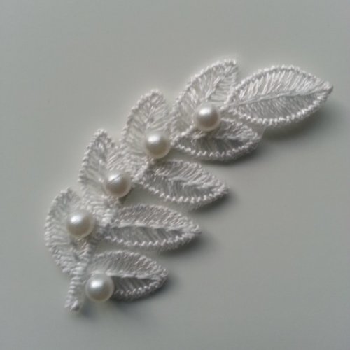 Feuilles  en dentelle blanc perle 60*30mm