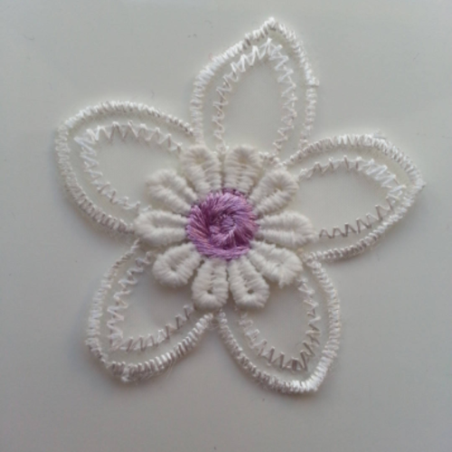 Double fleur en dentelle  blanc et mauve   50mm