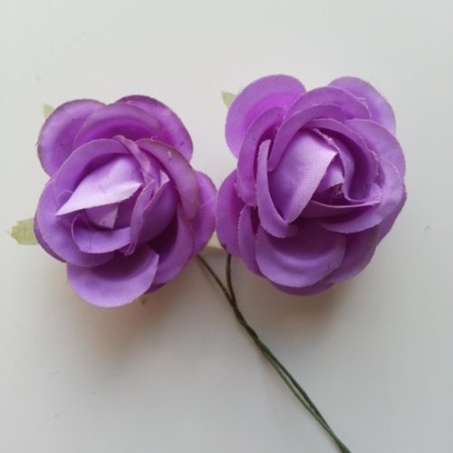 Lot de 2 fleurs en tissu  sur tige 30mm mauve