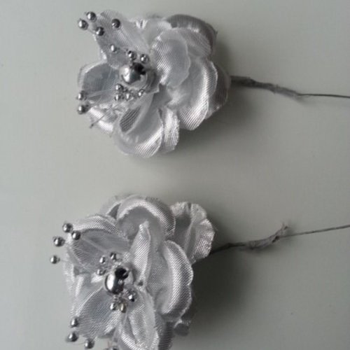 Lot de 2 fleurs  en tissu argent 55mm sur tige