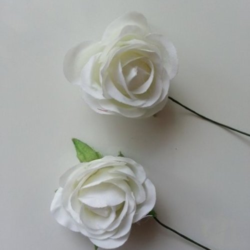 Lot de 2 fleurs en tissu  sur tige 30mm ivoire