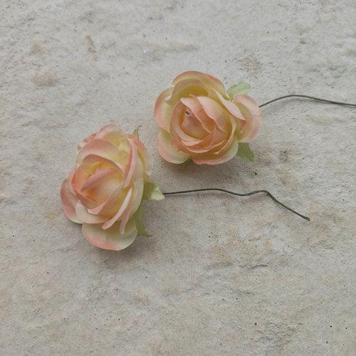 Lot de 2 fleurs en tissu  sur tige 30mm jaune et peche