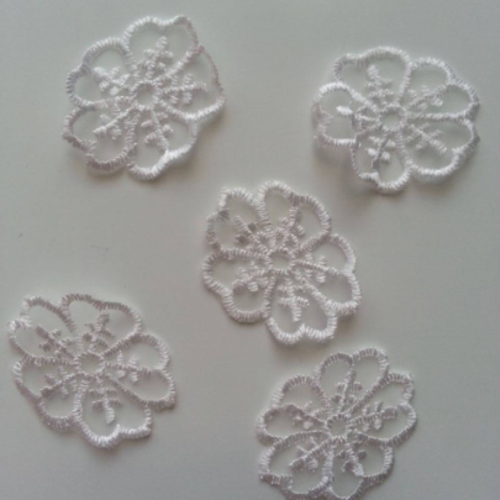 Fleur en dentelle  blanc 40mm en lot de 5