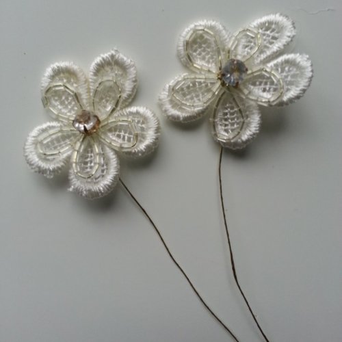 Lot de 2 fleurs en dentelle ivoire sur tige 35mm