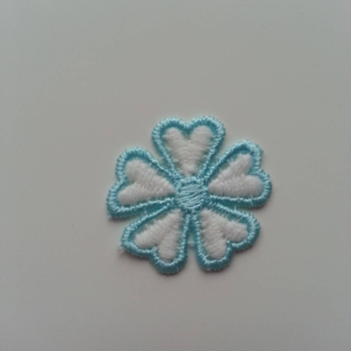 Fleur en dentelle blanche et bleu turquoise  30mm