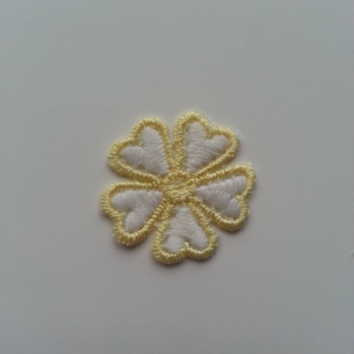 Fleur en dentelle blanche et jaune  30mm