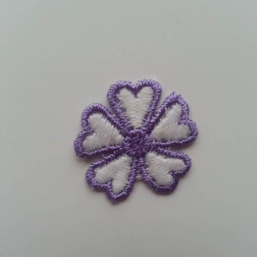 Fleur en dentelle blanche et violet  30mm