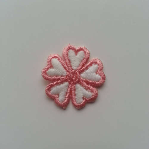 Fleur en dentelle blanche et saumon  30mm