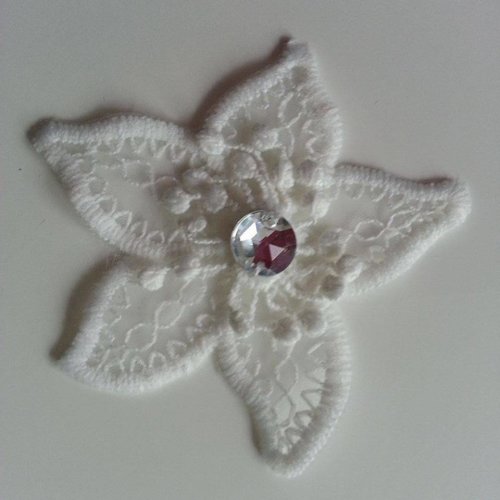Fleur en dentelle blanc ivoire et strass  70 mm