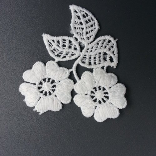 Applique fleurs et feuilles en dentelle blanche 55*60mm