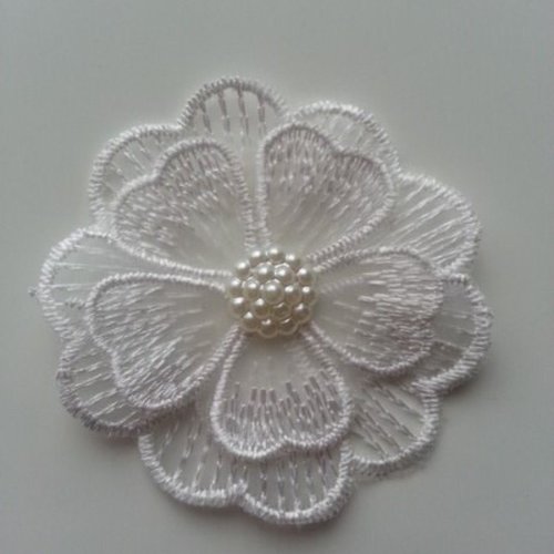 Fleur en dentelle double blanche et demi perle fraise    60 mm