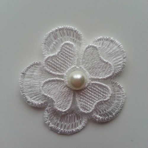 Fleur en dentelle  double avec perle blanc ivoire 45 mm