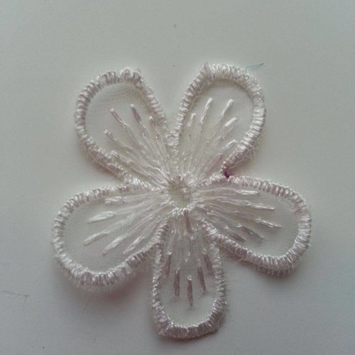 Fleur en dentelle blanche 40mm