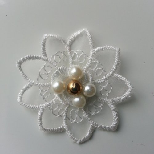 Fleur en dentelle  blanche avec perle blanc et or  50 mm