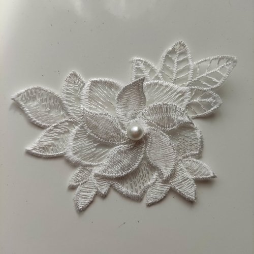 Applique  en dentelle et fleur blanc  perlée 10*7,5cm