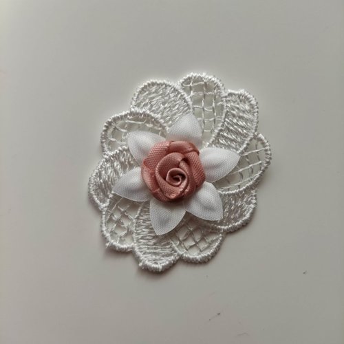 Fleur  en dentelle blanche et mini rose vieux rose 50mm