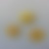Lot de 3 fleurs  en tissu  irisé jaune   22mm