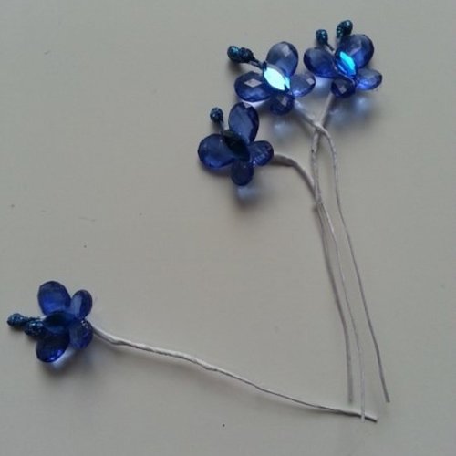 Papillons sur tige en plastique bleu 20*20mm lot de 4