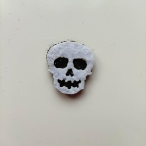 Tête de mort  halloween en feutrine blanc et noir  20*20mm