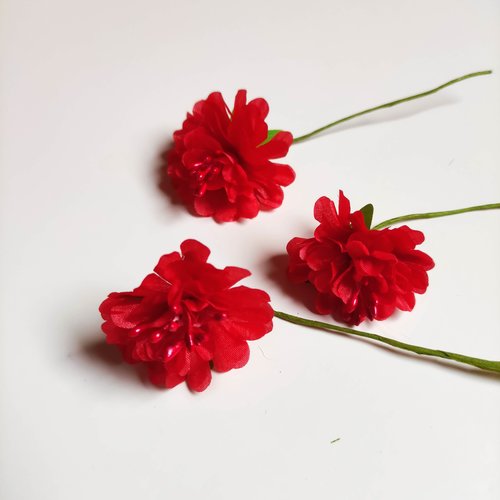 Lot de 3 fleurs artificielles en tissu et pistils rouge