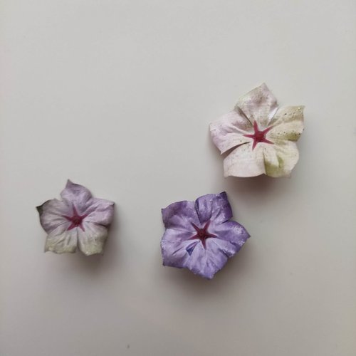 Lot de 3 petites fleurs  en tissu 20mm dans les tons mauve