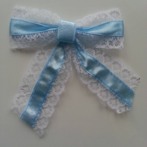 Noeud satin  et dentelle  9*10cm bleu ciel et blanc