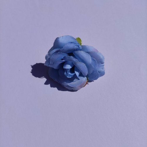 Rose  artificielle en tissu de 50mm bleu