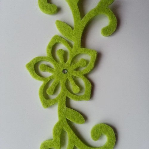 Arabesque fleur  verte en feutrine 120*55mm