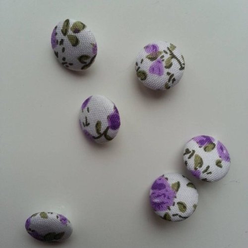 Un tres joli lot de 6 boutons ronds recouvert de tissu blanc à fleurs mauve 14mm