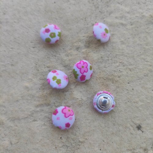 Un tres joli lot de 6 boutons ronds recouvert de tissu blanc à fleurs rose 14mm