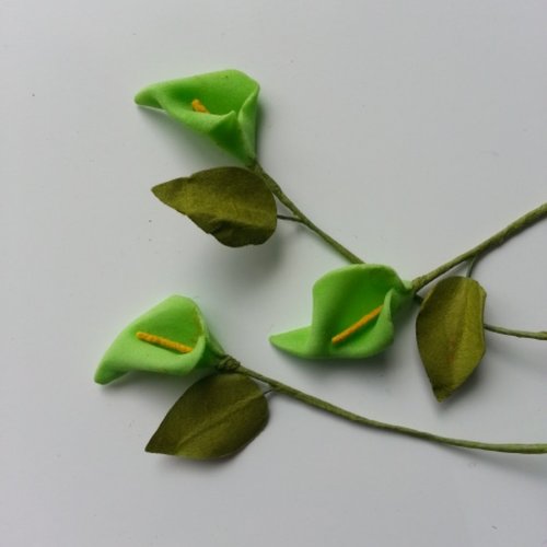 Lot de 3 minis fleurs arum sur  tige de 10cm vert
