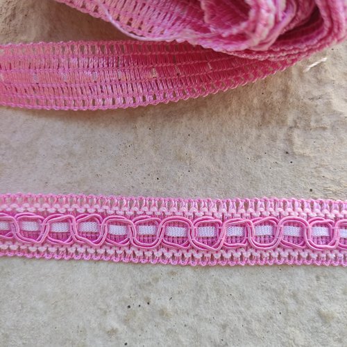 1 morceau de 2,8m ruban de passementerie rose et blanc  largeur 20mm