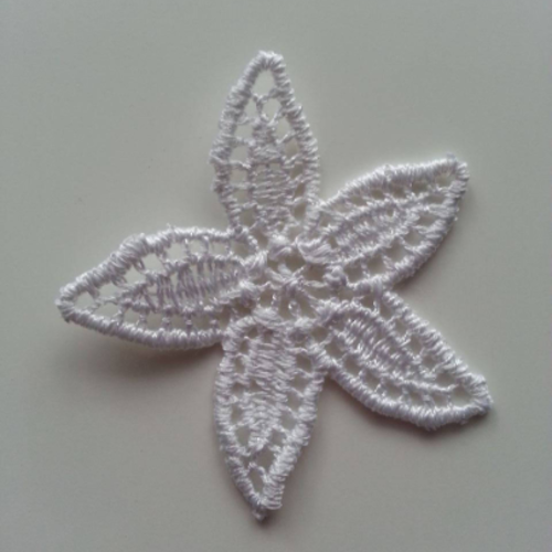 Fleur en dentelle  blanche 60 mm 