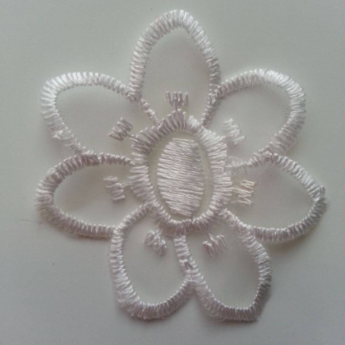 Fleur en dentelle blanche 50 /60 mm 