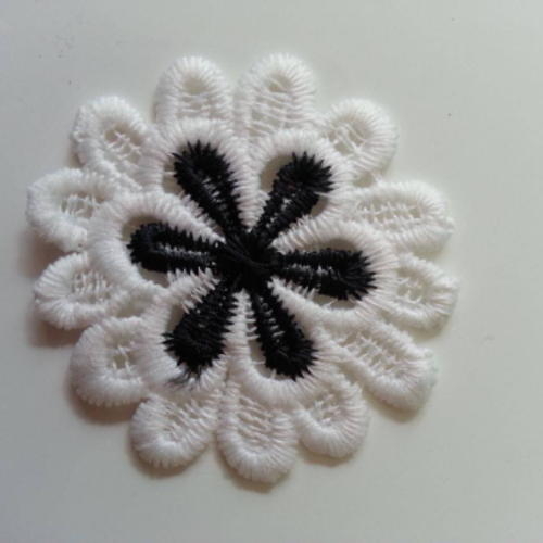 Fleur en dentelle   blanc et noir 50mm