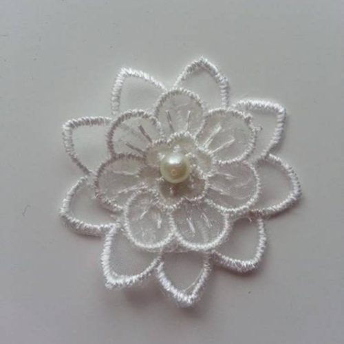 Fleur en dentelle blanc  perle  45 mm