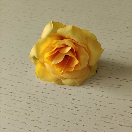 Rose artificielle en tissu 60mm jaune