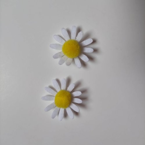 Lot de 2 fleurs marguerite en feutrine et pompon 4cm blanc