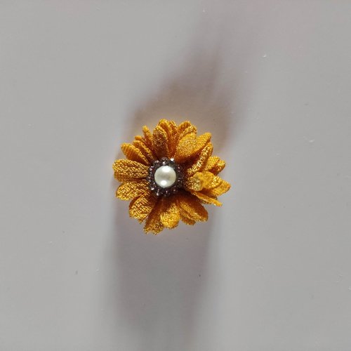 Petite fleur en tissu 25mm avec centre perle strass jaune moutarde