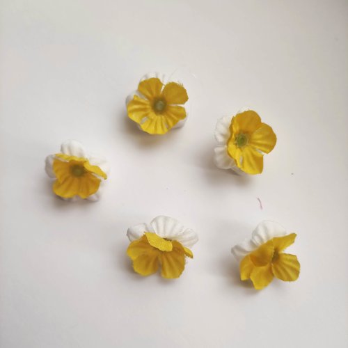 Lot de 5 petites fleurs jaune et blanche 20mm