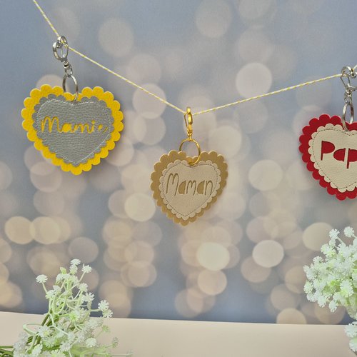 Porte-clé mamie - papy - maman- papa- nounou - maîtresse personnalisé – prénoms brodés au dos
