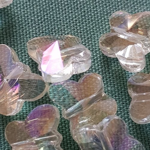 Lot de 15 perles papillon cristal multi facettes.