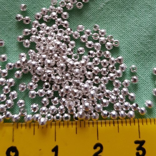Lot de 100 perles à écraser argentées 2mm.
