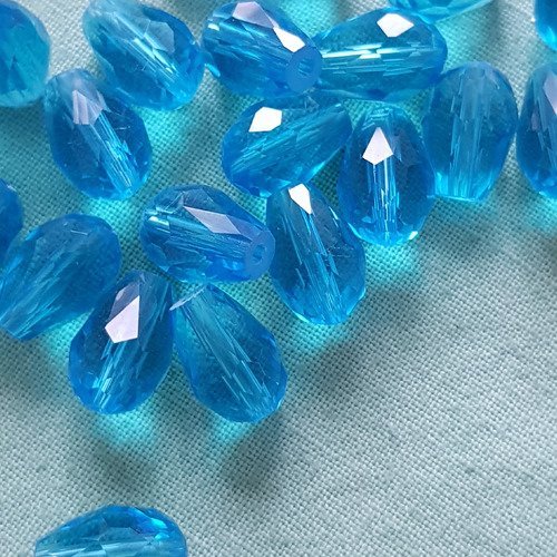 Lot de 10 perles en verre multifacettes bleues.