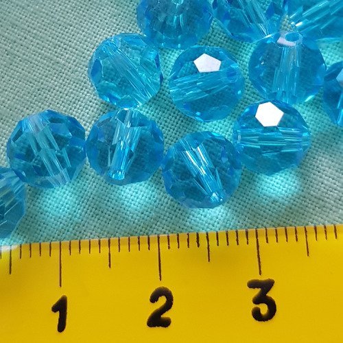 Lot de 10 perles balle en verre multifacettes bleues 8mm.