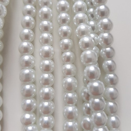 Lot de 50 perles verre blanches 6mm.