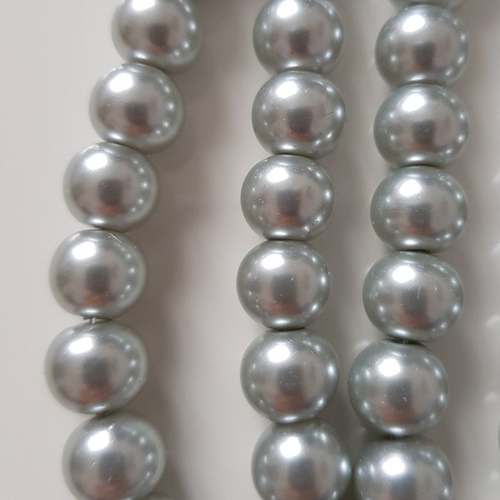 Enfilade d'environ 95 perles verre grises 10mm.