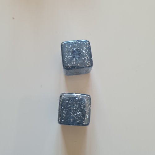 Perle cube acrylique bleue clair