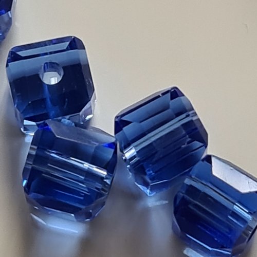 Perle cube verre bleu